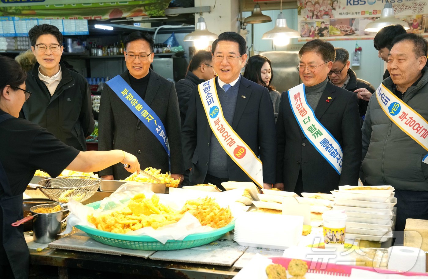 (무안=뉴스1) 전원 기자 = 김영록 전라남도지사가 설 명절을 앞둔 14일 지역 전통시장인 목포 청호시장을 방문, 물품을 구매하며 상인들을 격려하고 있다. (전남도 제공. 재판매 …