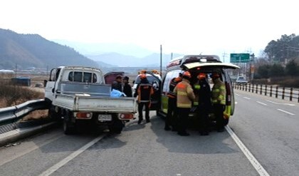 전북 진안군서 경차와 1톤 트럭 충돌…4명 부상