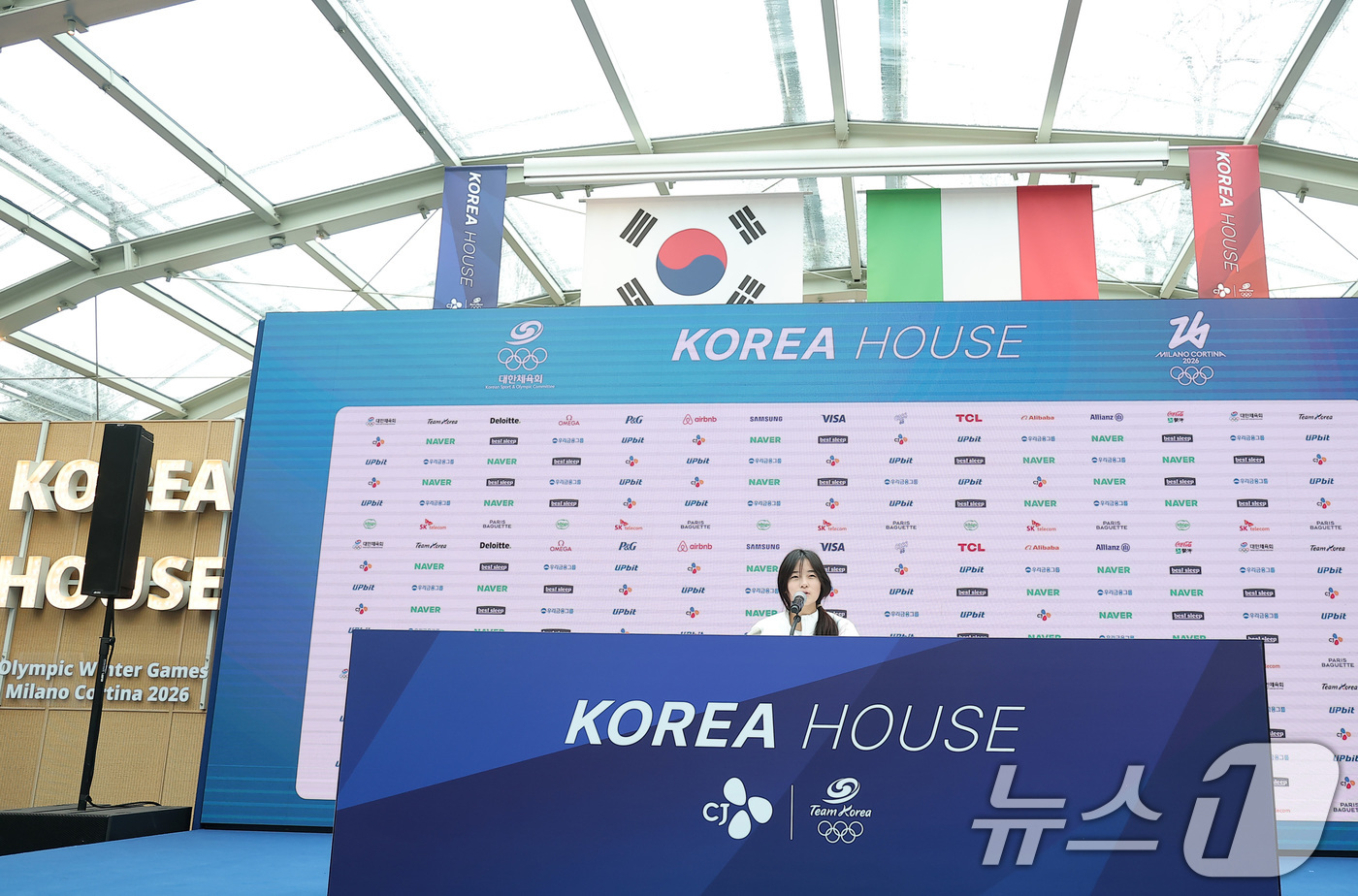 (밀라노=뉴스1) 김성진 기자 = 스노보드 여자 하프파이프에서 금메달을 차지한 최가온이 14일(현지시간) 이탈리아 밀라노의 빌라 네키 캄필리오(Villa Necchi Campigl …