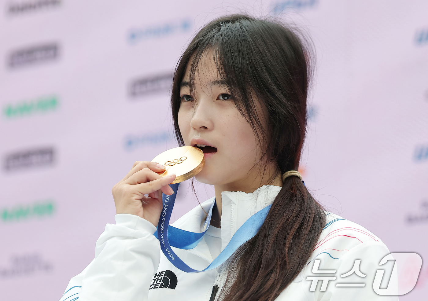 (밀라노=뉴스1) 김성진 기자 = 스노보드 여자 하프파이프에서 금메달을 차지한 최가온이 14일(현지시간) 이탈리아 밀라노의 빌라 네키 캄필리오(Villa Necchi Campigl …