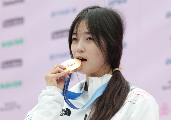 금메달 깨무는 최가온