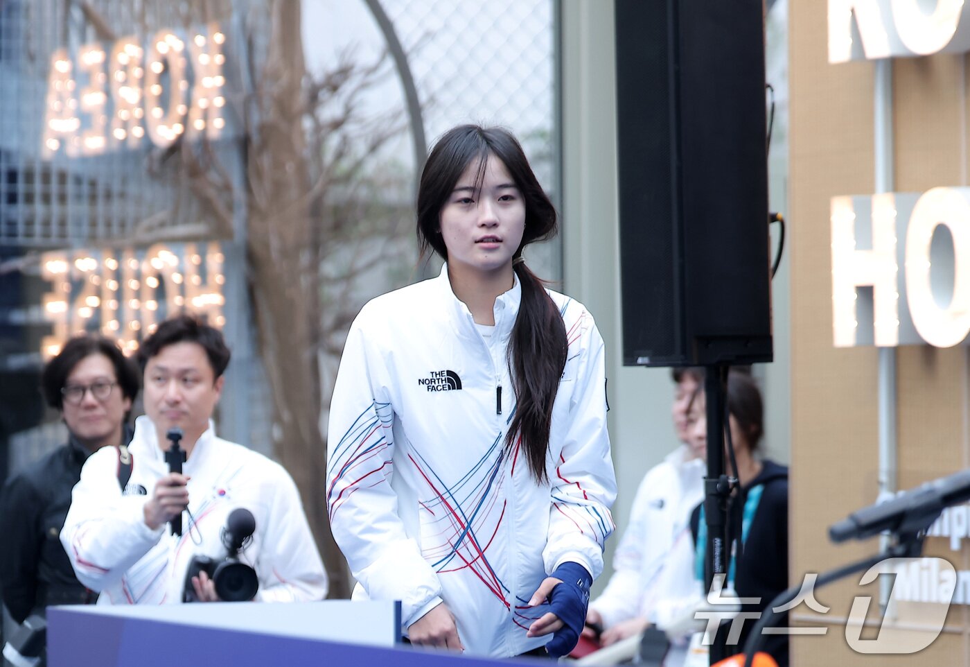 본문 이미지 - 스노보드 여자 하프파이프에서 금메달을 차지한 최가온이 14일(현지시간) 이탈리아 밀라노의 빌라 네키 캄필리오(Villa Necchi Campiglio)에 마련된 코리아하우스에서 열린 기자회견에 참석하고 있다. 2026.2.14 ⓒ 뉴스1 김성진 기자