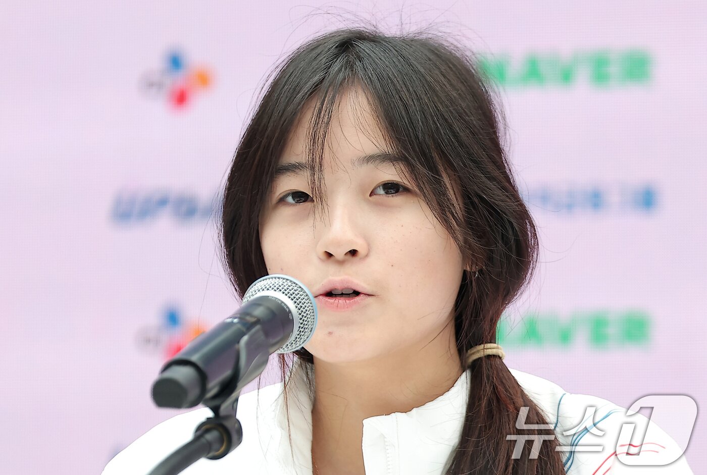 본문 이미지 - 스노보드 여자 하프파이프에서 금메달을 차지한 최가온이 14일(현지시간) 이탈리아 밀라노의 빌라 네키 캄필리오(Villa Necchi Campiglio)에 마련된 코리아하우스에서 열린 기자회견에서 취재진의 질문에 답하고 있다. 2026.2.14 ⓒ 뉴스1 김성진 기자