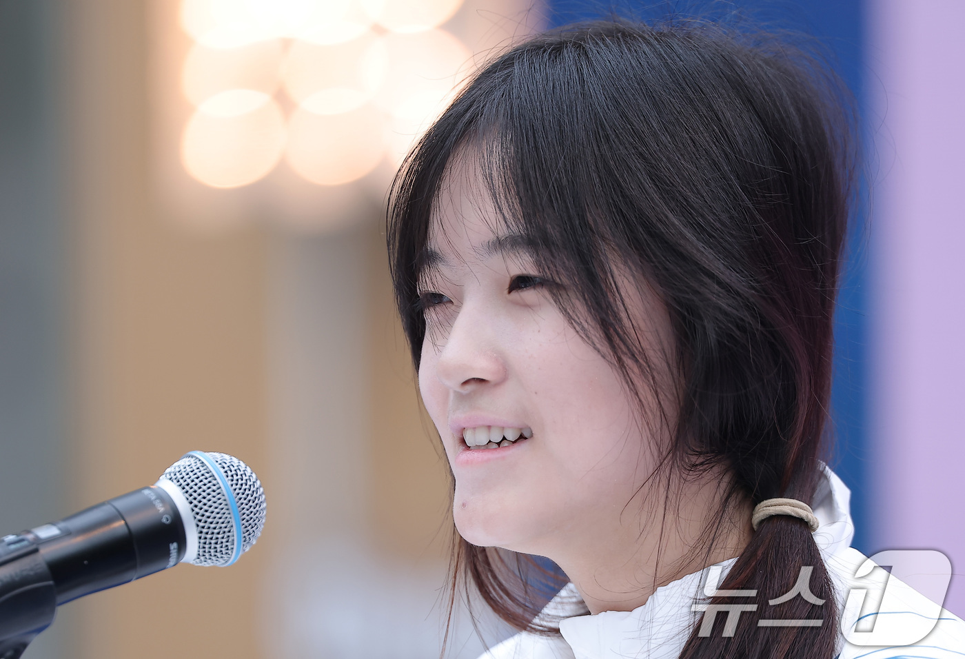 (밀라노=뉴스1) 김성진 기자 = 스노보드 여자 하프파이프에서 금메달을 차지한 최가온이 14일(현지시간) 이탈리아 밀라노의 빌라 네키 캄필리오(Villa Necchi Campigl …