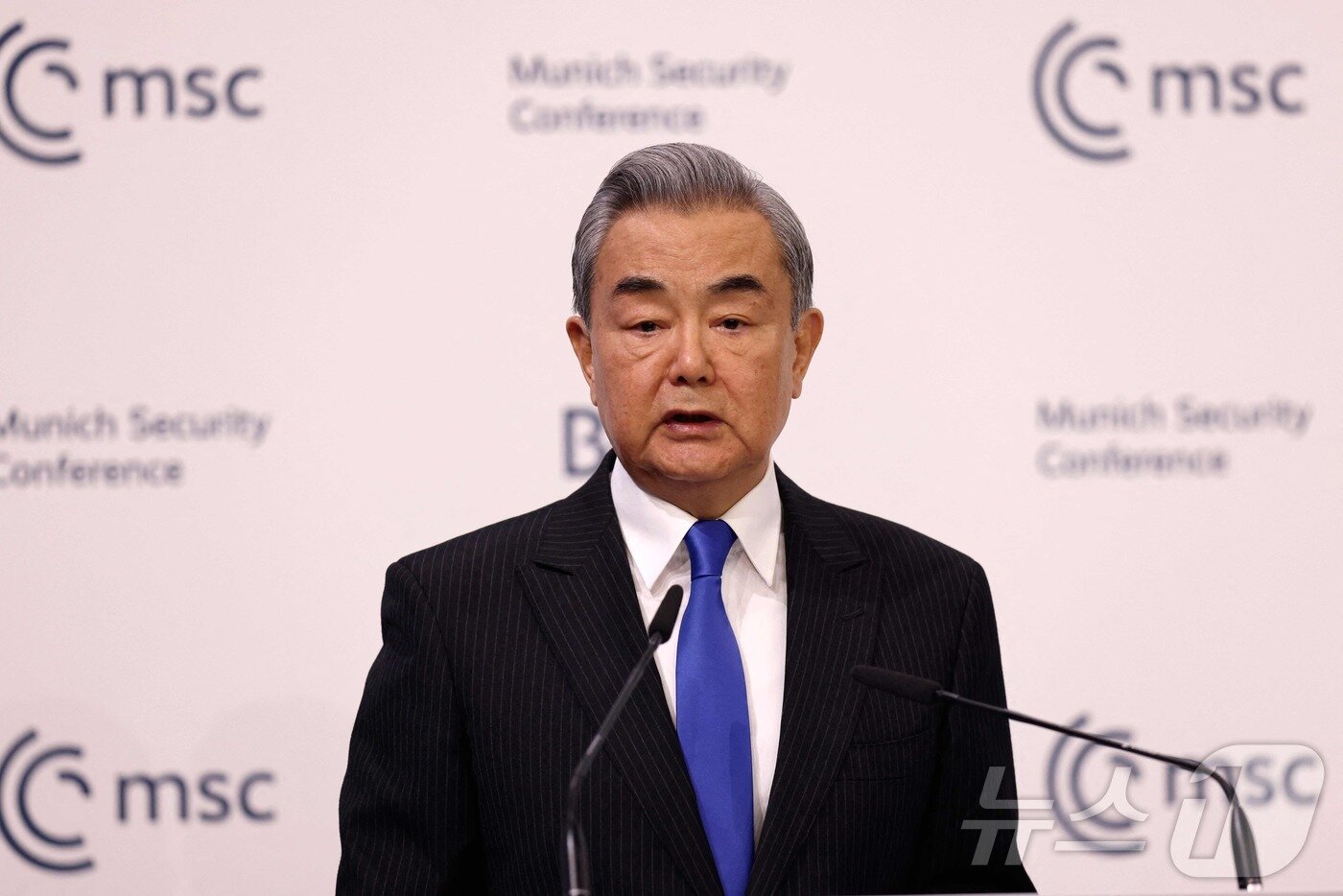 본문 이미지 - 왕이 중국 외교부장이 14일(현지시간) 독일 뮌헨에서 열린 뮌헨안보회의에서 연설하고 있다. 2026.02.14. ⓒ AFP=뉴스1