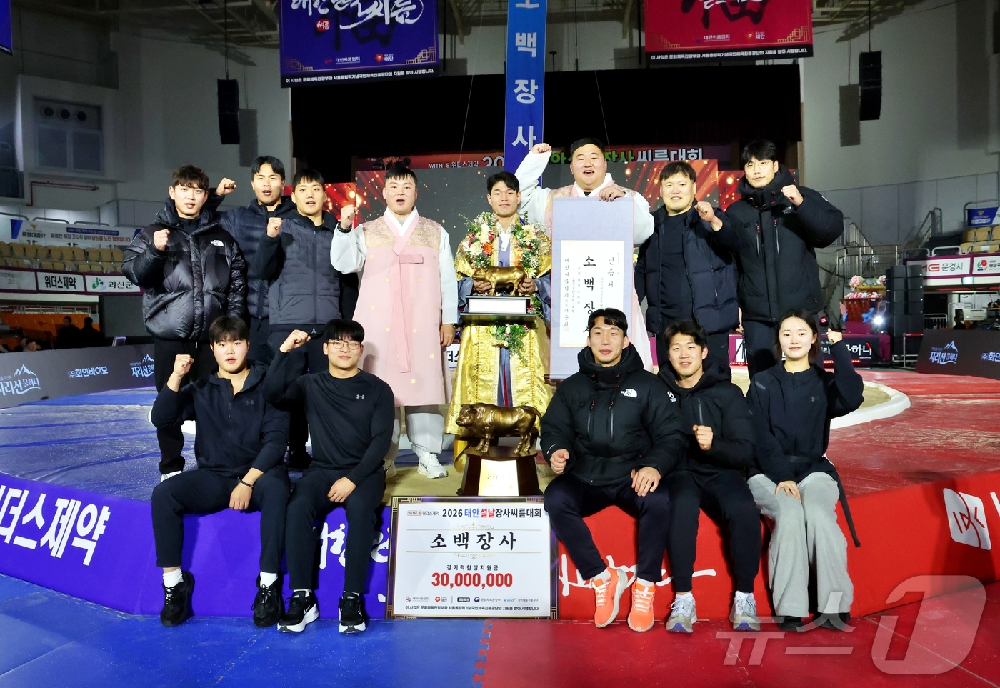 (서울=뉴스1) = 14일 충청남도 태안군 태안종합실내체육관에서 열린 ‘위더스제약 2026 태안설날장사씨름대회’에서 소백장사(72kg이하)에 등극한 김남엽(구미시청)이 정창진 감독 …
