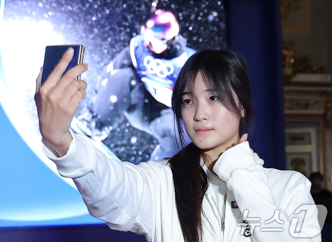 (밀라노=뉴스1) 김성진 기자 = 스노보드 여자 하프파이프에서 금메달을 차지한 최가온이 14일(현지시간) 이탈리아 밀라노의 팔라초 세르벨로니에 마련된 삼성 하우스에 방문해 기념촬영 …