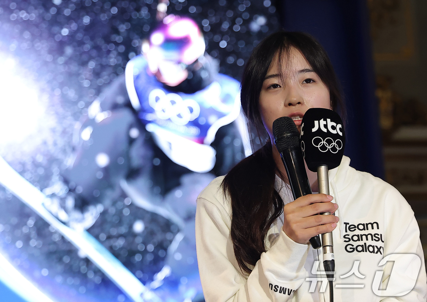 (밀라노=뉴스1) 김성진 기자 = 스노보드 여자 하프파이프에서 금메달을 차지한 최가온이 14일(현지시간) 이탈리아 밀라노의 팔라초 세르벨로니에 마련된 삼성 하우스에 방문해 취재진의 …