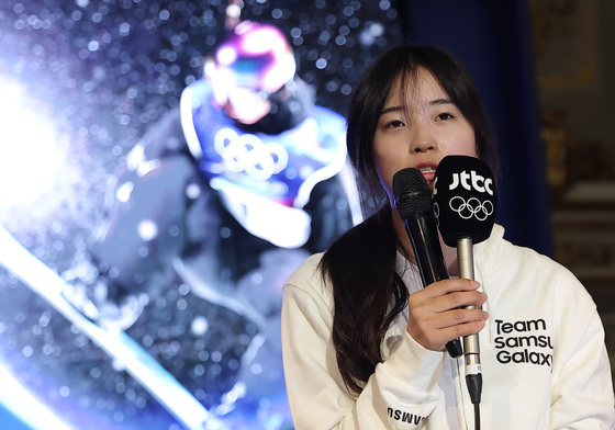 스키 종목 첫 금메달 소감 전하는 최가온