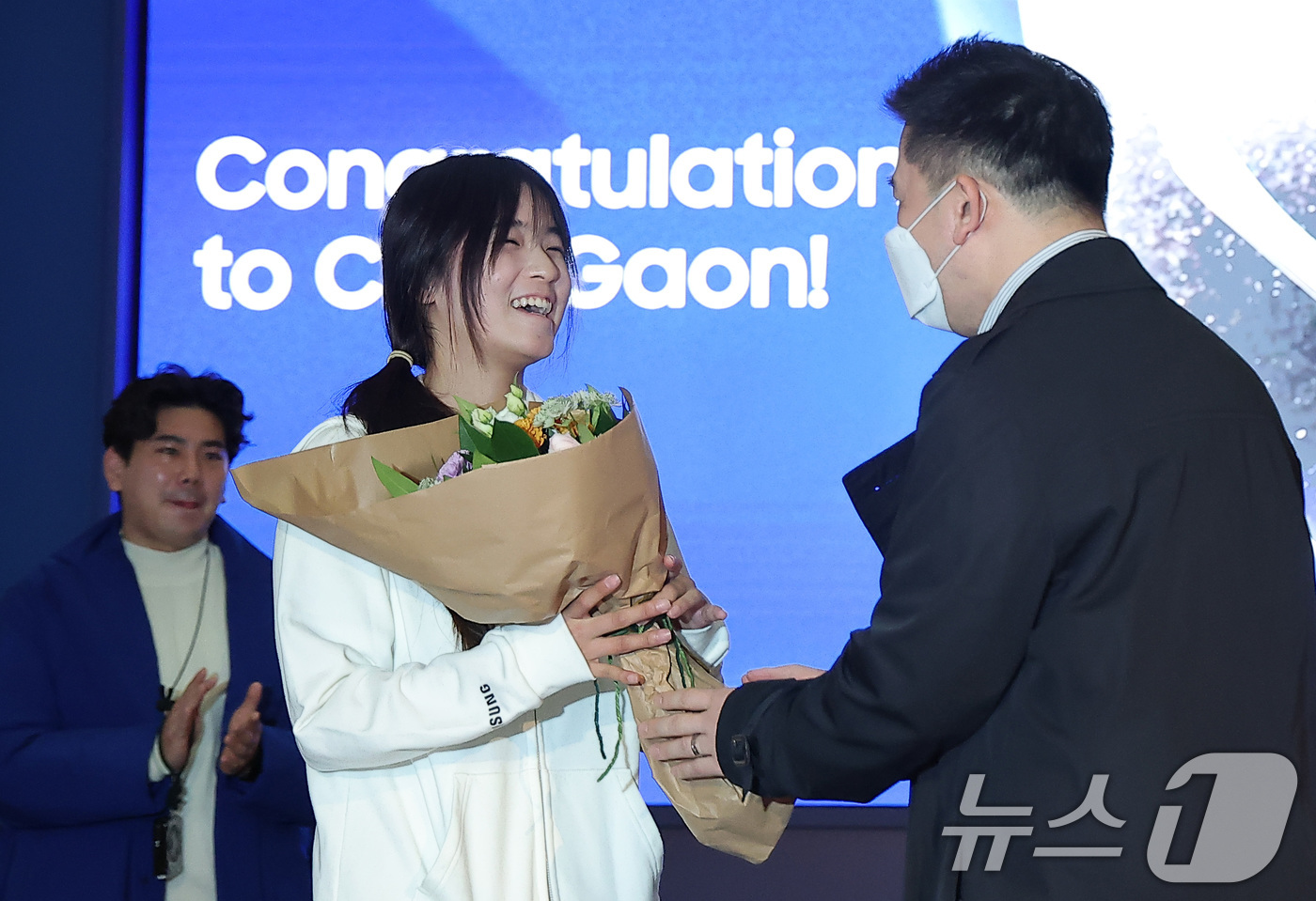 (밀라노=뉴스1) 김성진 기자 = 스노보드 여자 하프파이프에서 금메달을 차지한 최가온이 14일(현지시간) 이탈리아 밀라노의 팔라초 세르벨로니에 마련된 삼성 하우스에 방문해 축하 꽃 …