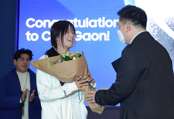 축하 꽃다발 받는 최가온