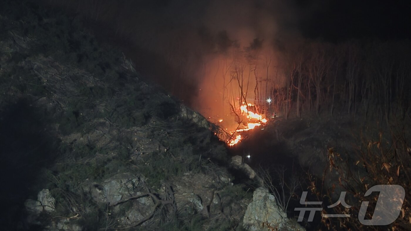 본문 이미지 - 14일 충남 금산군 진산면 백마산에서 발생한 산불이 능선을 따라 번지고 있다. 2026.2.15 ⓒ 뉴스1 이시우 기자