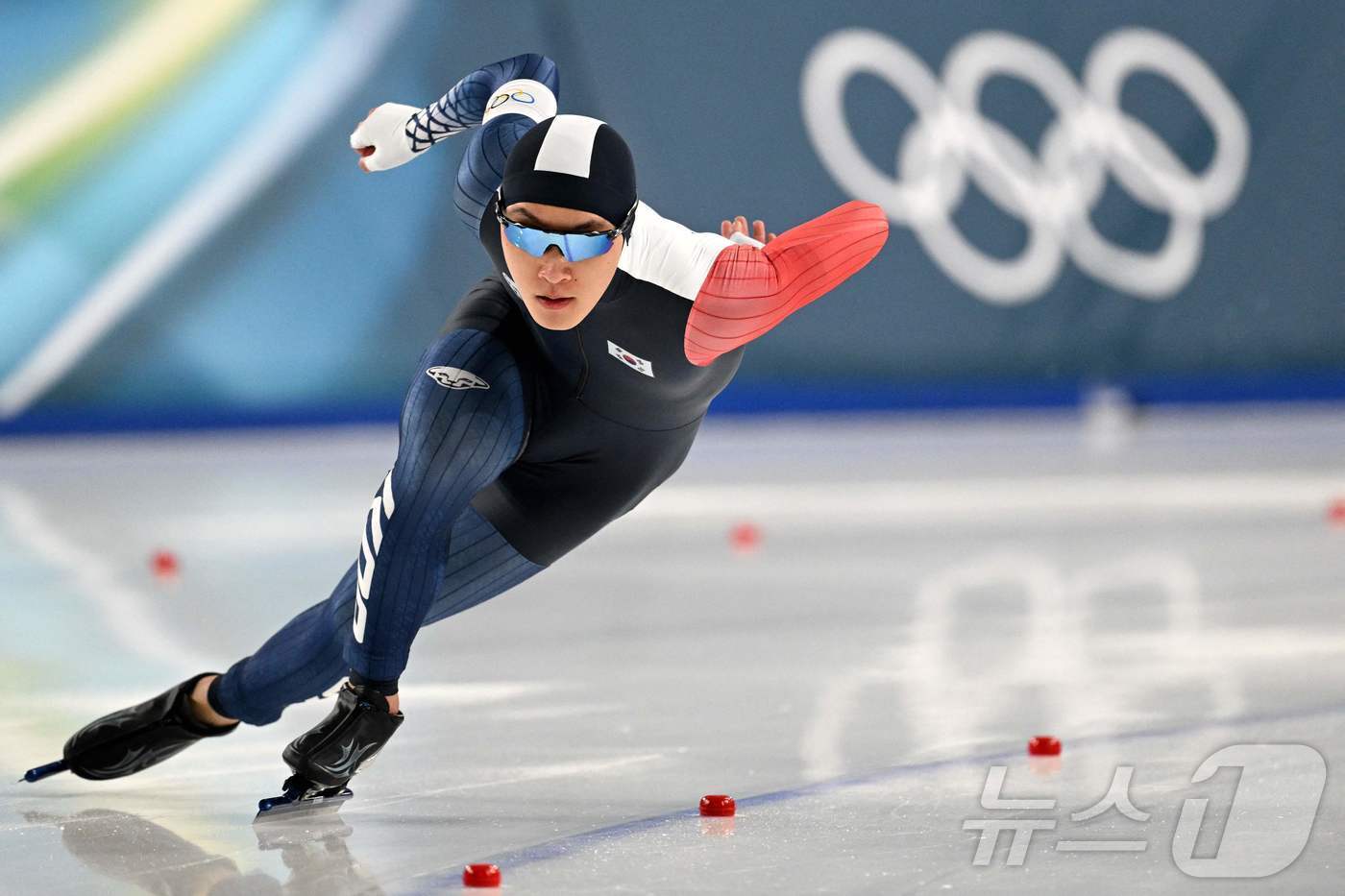 본문 이미지 - 스피드 스케이팅 국가대표 구경민이 남자 500m에서 역주하고 있다. ⓒ AFP=뉴스1