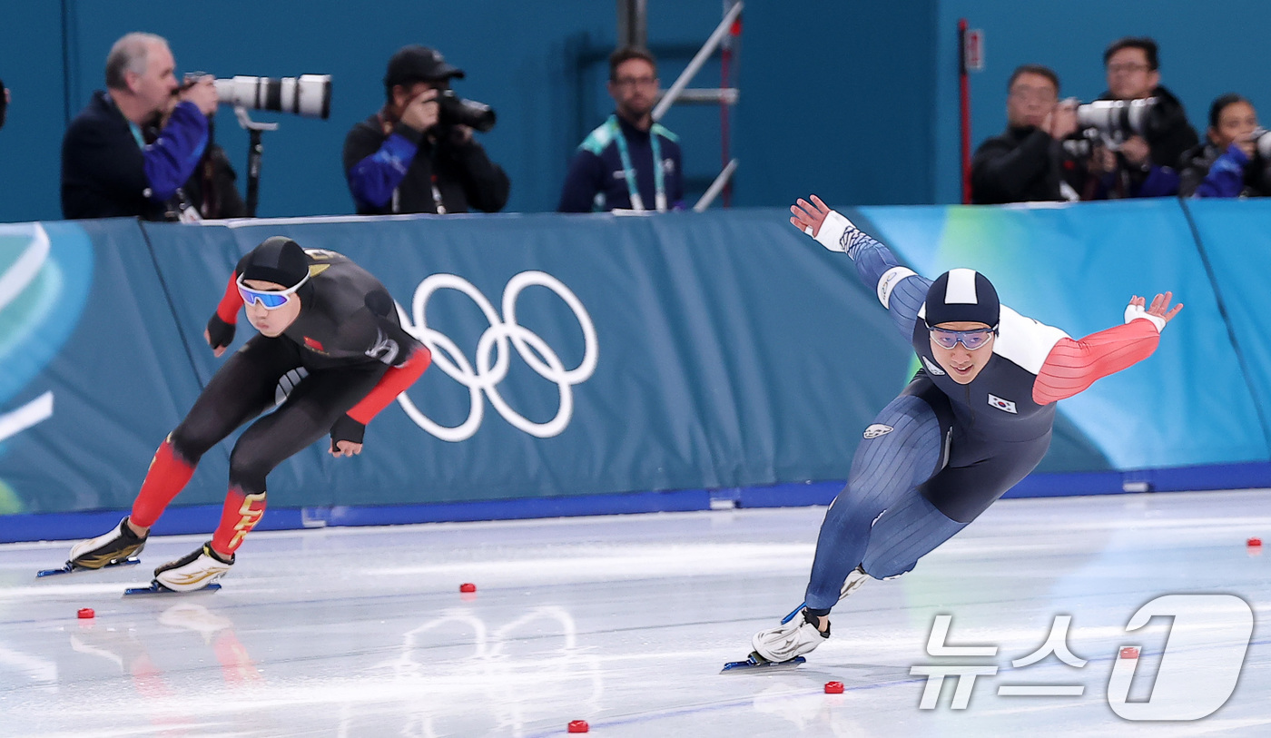 (밀라노=뉴스1) 김성진 기자 = 스피드스케이팅 김준호가 14일(현지시간) 이탈리아 밀라노 스피드스케이팅 스타디움에서 열린 스피드스케이팅 남자 500m에서 경기에서 질주하고 있다. …