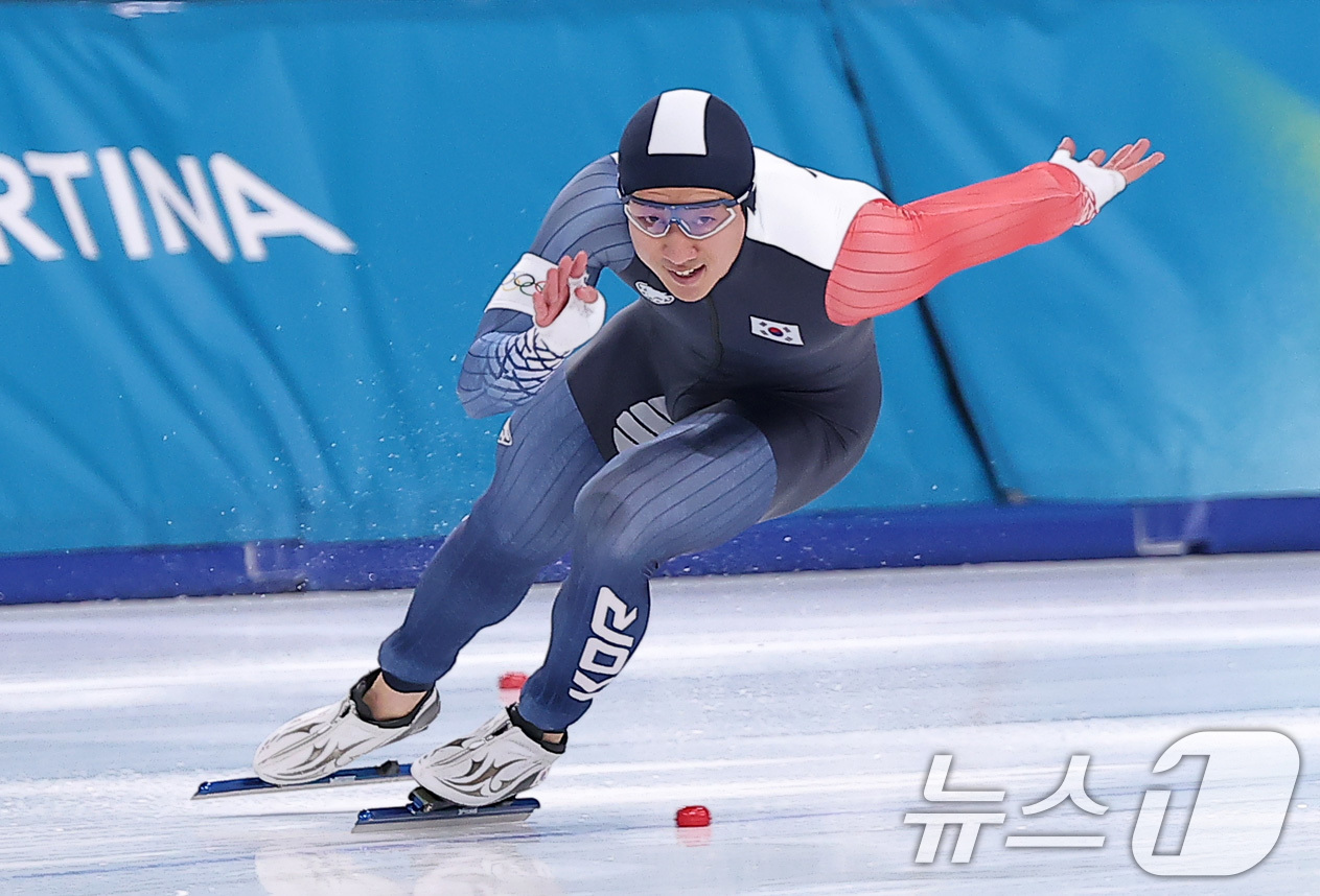 (밀라노=뉴스1) 김성진 기자 = 스피드스케이팅 김준호가 14일(현지시간) 이탈리아 밀라노 스피드스케이팅 스타디움에서 열린 스피드스케이팅 남자 500m에서 경기에서 역주를 펼치고 …