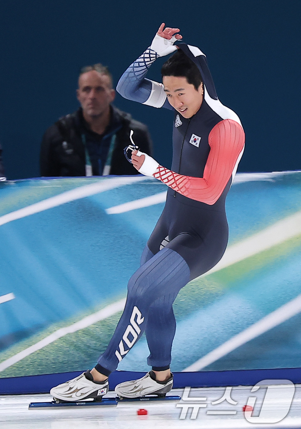 (밀라노=뉴스1) 김성진 기자 = 스피드스케이팅 김준호가 14일(현지시간) 이탈리아 밀라노 스피드스케이팅 스타디움에서 열린 스피드스케이팅 남자 500m에서 경기를 마친 후 숨을 고 …