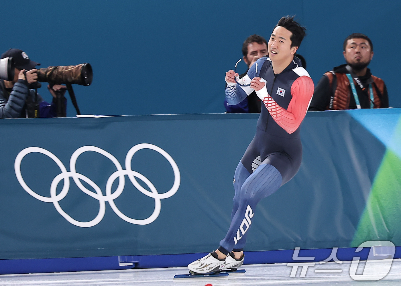 (밀라노=뉴스1) 김성진 기자 = 스피드스케이팅 김준호가 14일(현지시간) 이탈리아 밀라노 스피드스케이팅 스타디움에서 열린 스피드스케이팅 남자 500m에서 경기를 마친 후 기록을 …