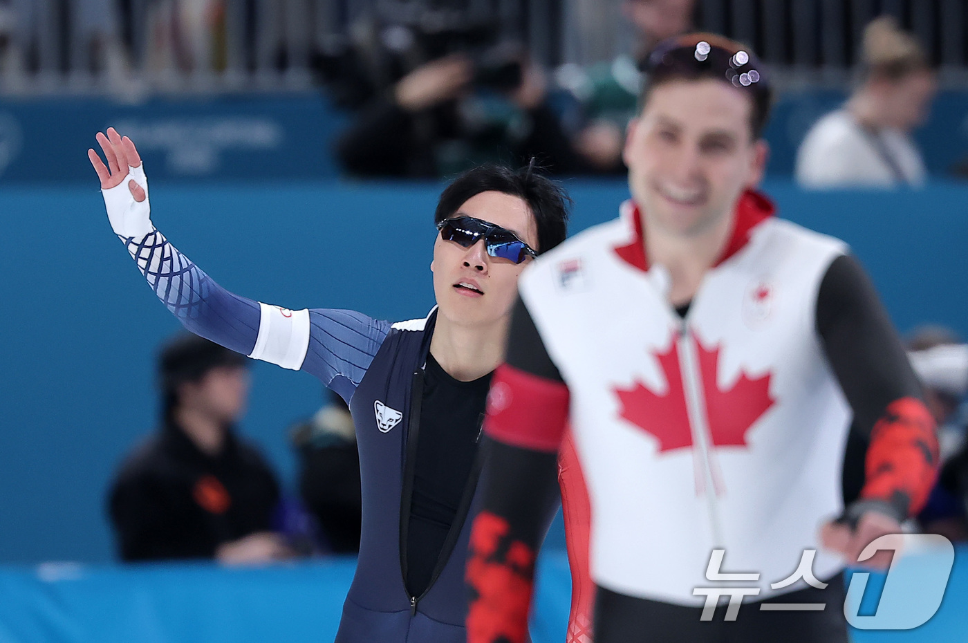 (밀라노=뉴스1) 김성진 기자 = 스피드스케이팅 구경민이 14일(현지시간) 이탈리아 밀라노 스피드스케이팅 스타디움에서 열린 스피드스케이팅 남자 500m에서 경기를 마친 후 인사하고 …