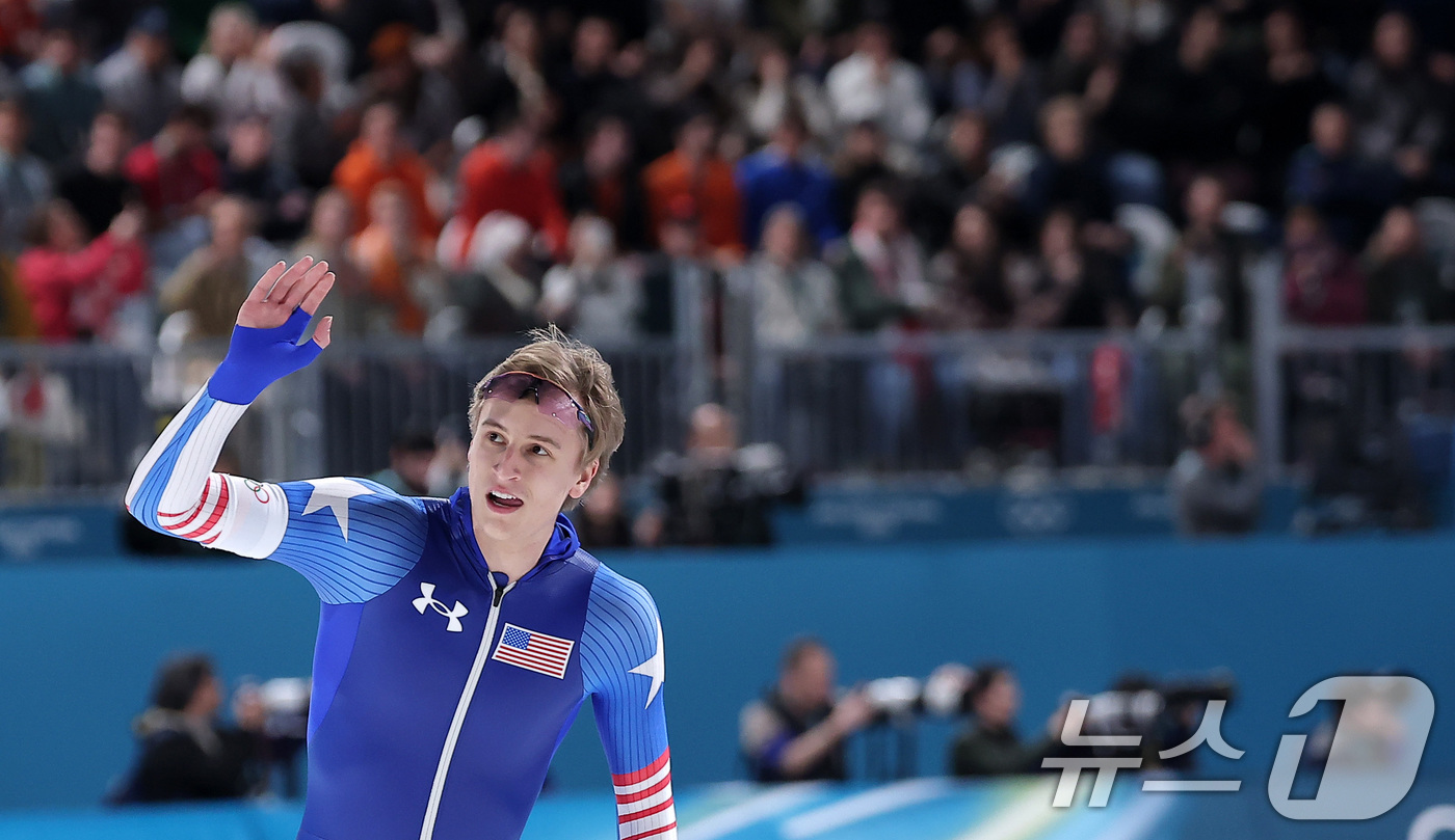 (밀라노=뉴스1) 김성진 기자 = 미국 스피드스케이팅 선수 조던 스톨츠가 14일(현지시간) 이탈리아 밀라노 스피드스케이팅 스타디움에서 열린 스피드스케이팅 남자 500m에서 올림픽 …