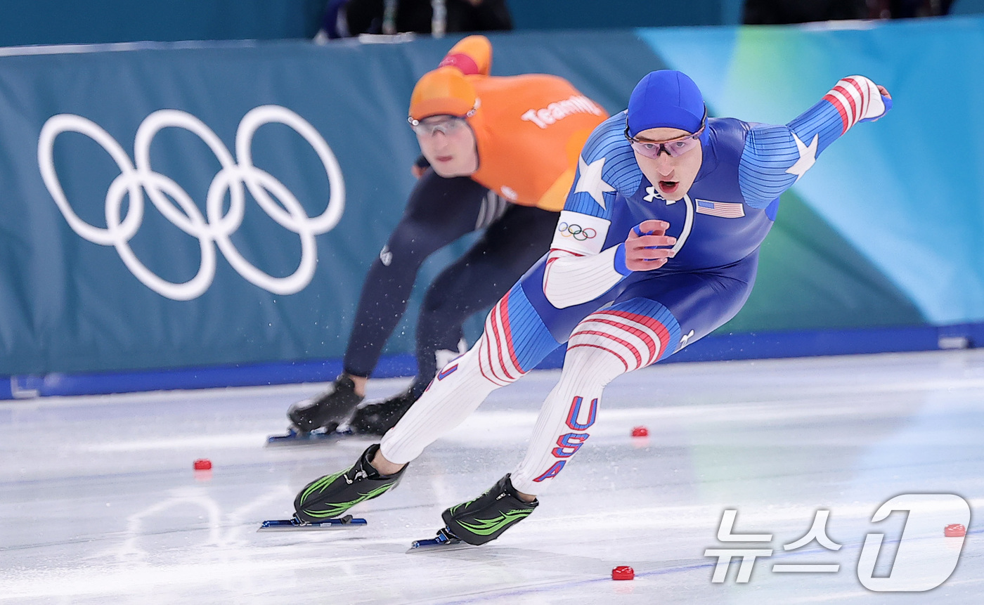 (밀라노=뉴스1) 김성진 기자 = 미국 스피드스케이팅 선수 조던 스톨츠와 네덜란드 스피드스케이팅 선수 예닝 더 보가 14일(현지시간) 이탈리아 밀라노 스피드스케이팅 스타디움에서 열 …