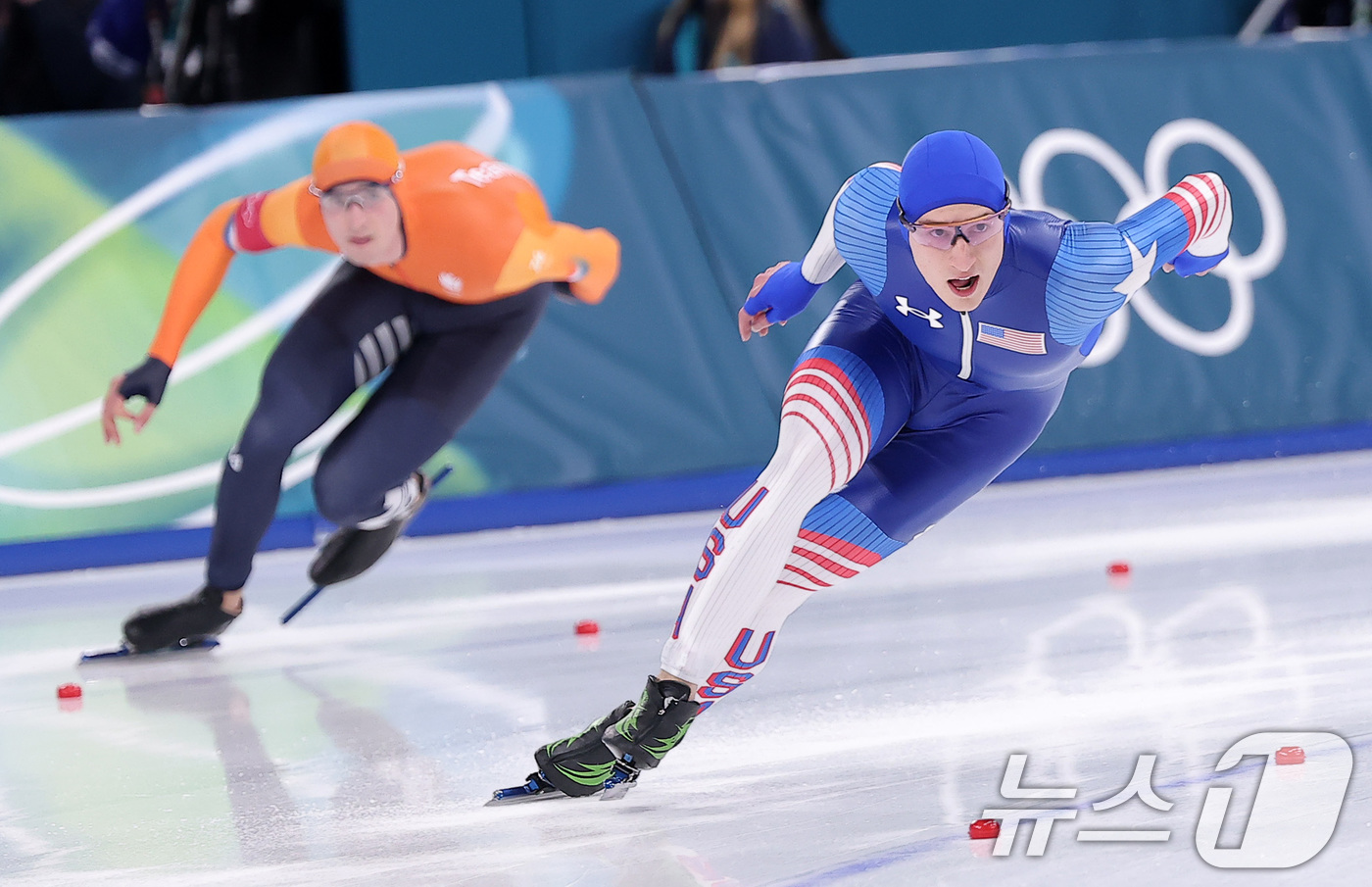 (밀라노=뉴스1) 김성진 기자 = 미국 스피드스케이팅 선수 조던 스톨츠와 네덜란드 스피드스케이팅 선수 예닝 더 보가 14일(현지시간) 이탈리아 밀라노 스피드스케이팅 스타디움에서 열 …