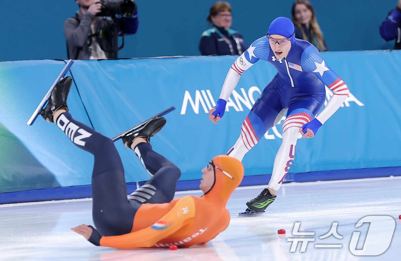 (밀라노=뉴스1) 김성진 기자 = 미국 스피드스케이팅 선수 조던 스톨츠가 14일(현지시간) 이탈리아 밀라노 스피드스케이팅 스타디움에서 열린 스피드스케이팅 남자 500m에서 올림픽 …