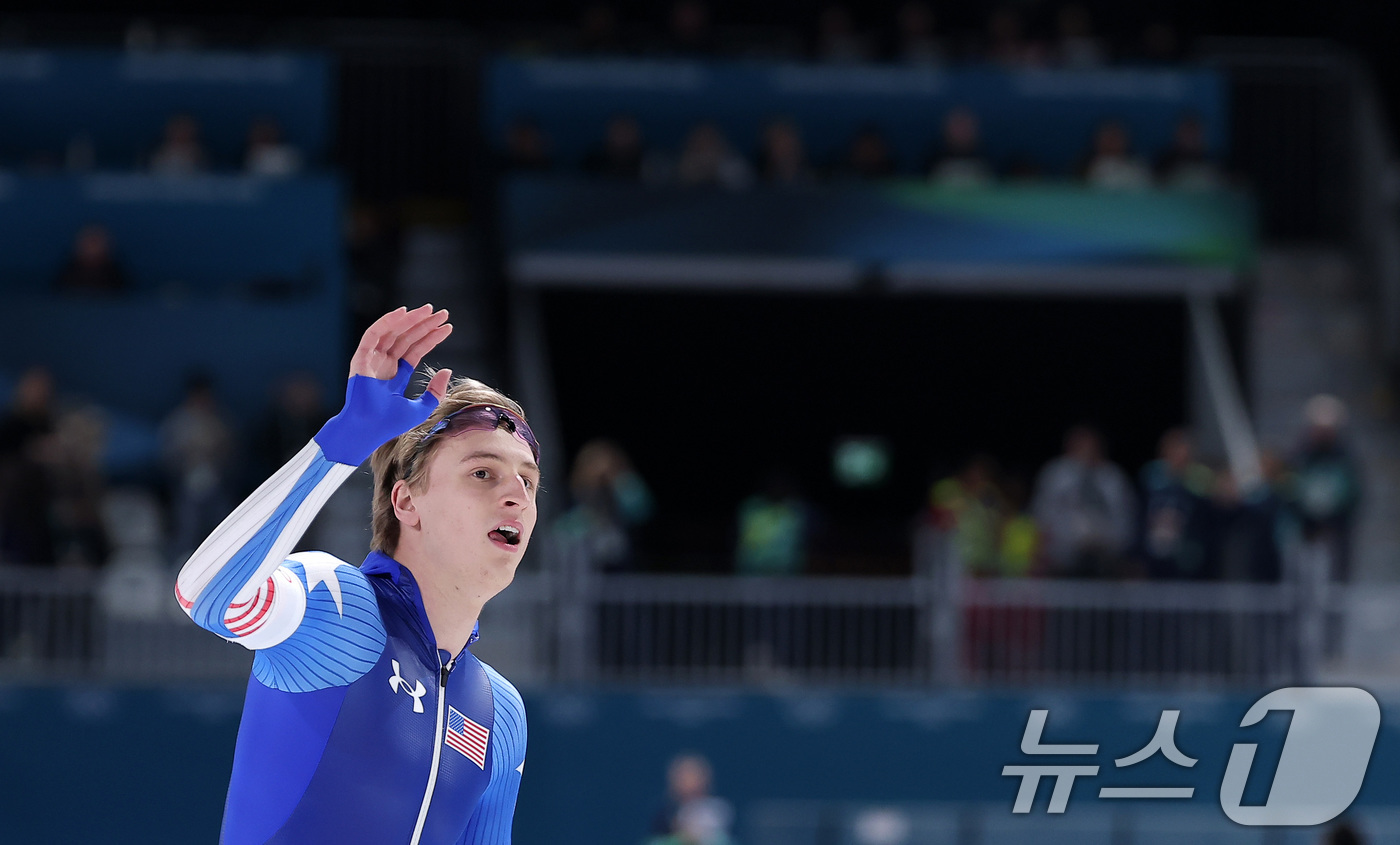 (밀라노=뉴스1) 김성진 기자 = 미국 스피드스케이팅 선수 조던 스톨츠가 14일(현지시간) 이탈리아 밀라노 스피드스케이팅 스타디움에서 열린 스피드스케이팅 남자 500m에서 올림픽 …