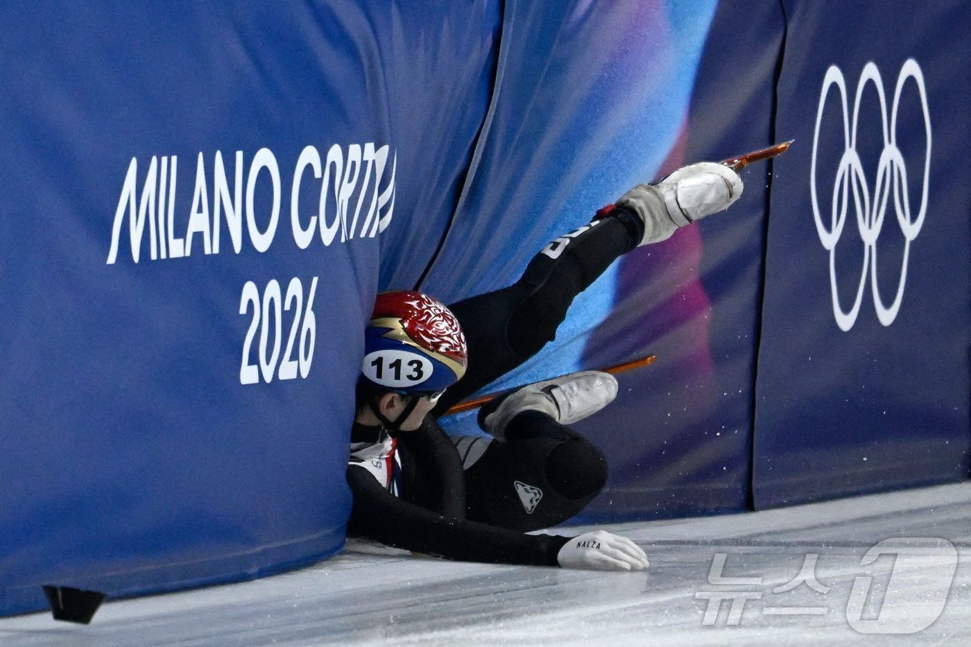 본문 이미지 - 임종언이 15일(한국시간) 열린 2026 밀라노 코르티나 동계 올림픽 쇼트트랙 남자 1500m 준준결선에서 신동민과 부딪쳐 넘어지고 있다. ⓒ AFP=뉴스1