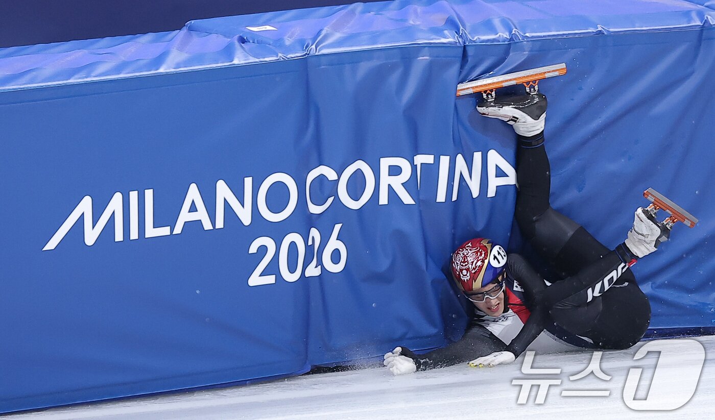 본문 이미지 - 쇼트트랙 임종언이 14일(현지시간) 이탈리아 밀라노 아이스스케이팅 아레나에서 열린 2026 밀라노·코르티나담페초 동계올림픽 쇼트트랙 남자 1500m 준준결승에서 넘어지고 있다. 2026.2.15 ⓒ 뉴스1 김성진 기자