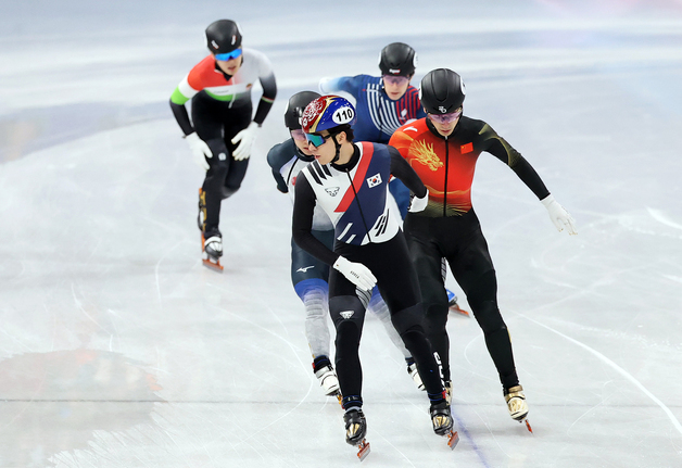 황대헌, 여유있게 1위로 준결승 진출