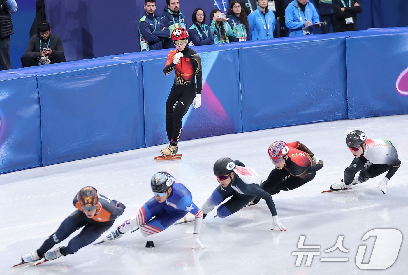 (밀라노=뉴스1) 김성진 기자 = 중국 쇼트트랙 선수 린샤오쥔(한국명 임효준)이 14일(현지시간) 이탈리아 밀라노 아이스스케이팅 아레나에서 열린 2026 밀라노·코르티나담페초 동계 …