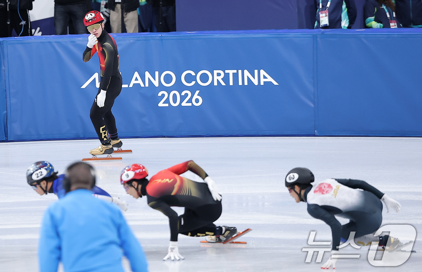 (밀라노=뉴스1) 김성진 기자 = 중국 쇼트트랙 선수 린샤오쥔(한국명 임효준)이 14일(현지시간) 이탈리아 밀라노 아이스스케이팅 아레나에서 열린 2026 밀라노·코르티나담페초 동계 …