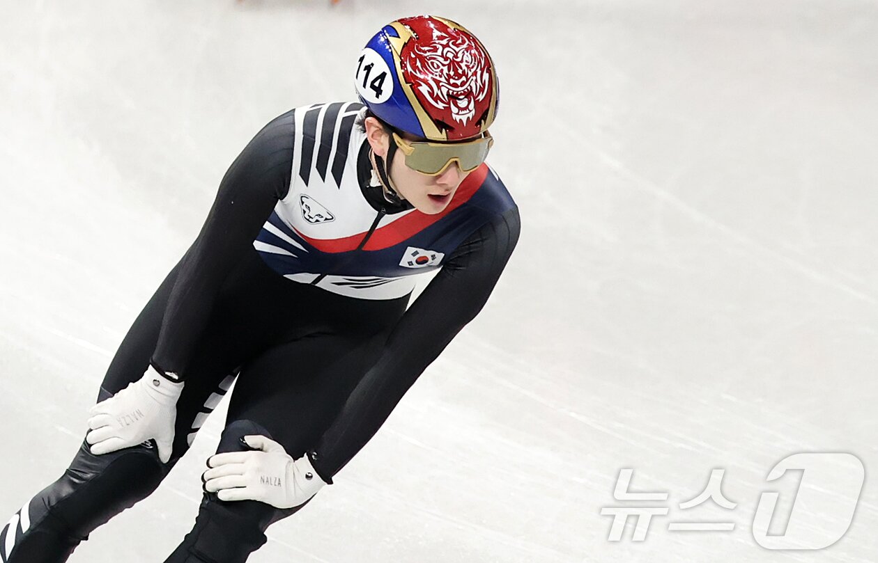 본문 이미지 - 쇼트트랙 신동민이 14일(현지시간) 이탈리아 밀라노 아이스 스케이팅 아레나에서 열린 2026 밀라노·코르티나담페초 동계올림픽 쇼트트랙 남자 1500m 준준결승에서 3위로 결승선을 통과하고 있다. 2026.2.15 ⓒ 뉴스1 김진환 기자