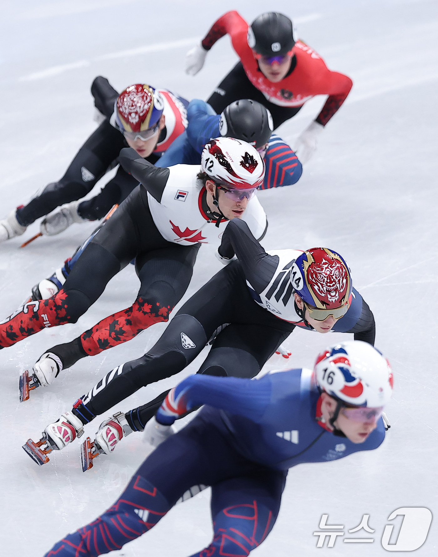 (밀라노=뉴스1) 김성진 기자 = 쇼트트랙 신동민이 14일(현지시간) 이탈리아 밀라노 아이스스케이팅 아레나에서 열린 2026 밀라노·코르티나담페초 동계올림픽 쇼트트랙 남자 1500 …