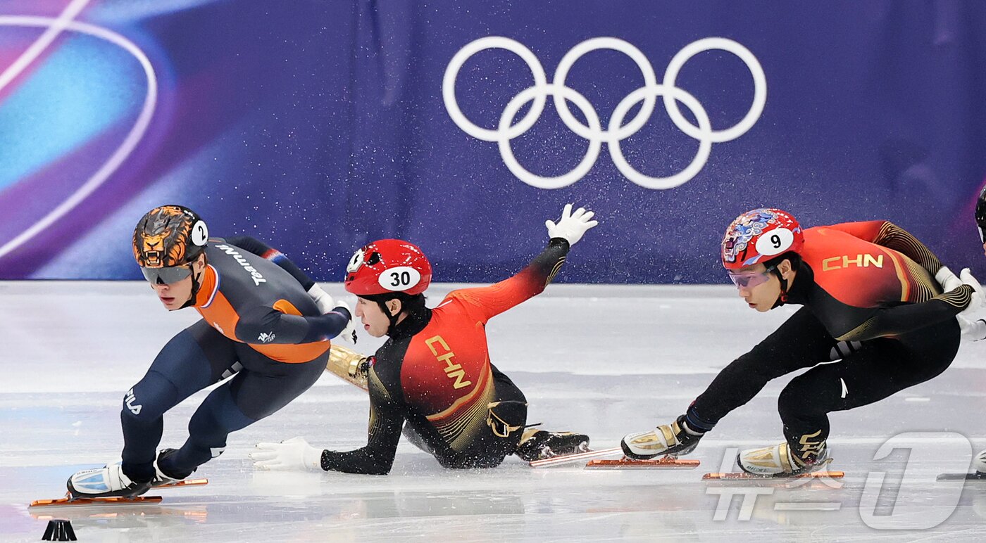 본문 이미지 - 중국 쇼트트랙 선수 린샤오쥔(한국명 임효준)이 14일(현지시간) 이탈리아 밀라노 아이스스케이팅 아레나에서 열린 2026 밀라노·코르티나담페초 동계올림픽 쇼트트랙 남자 1500m 준준결승에서 넘어지고 있다. 2026.2.15 ⓒ 뉴스1 김진환 기자
