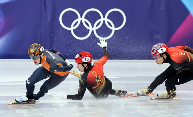 준준결승에서 넘어지는 린샤오쥔