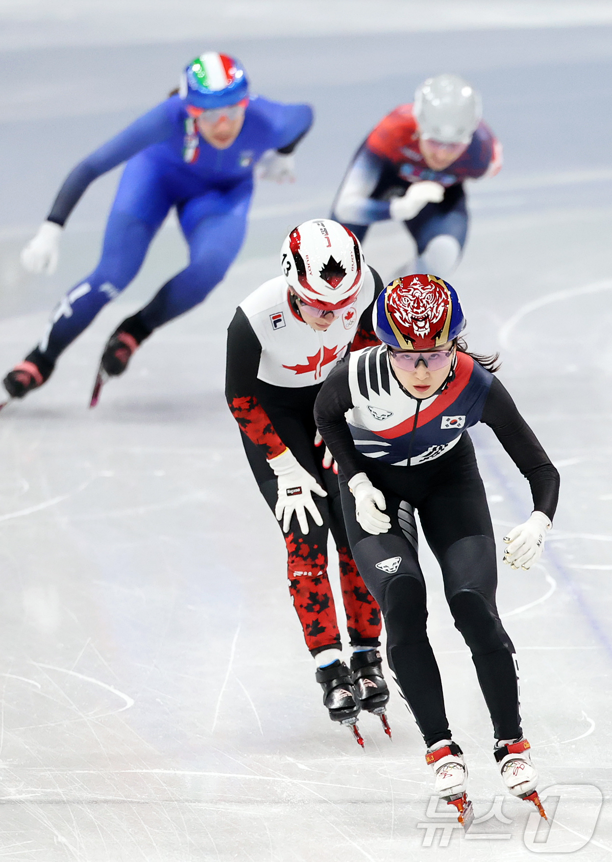 (밀라노=뉴스1) 김진환 기자 = 쇼트트랙 최민정이 14일(현지시간) 이탈리아 밀라노 아이스 스케이팅 아레나에서 열린 2026 밀라노·코르티나담페초 동계올림픽 쇼트트랙 여자 100 …