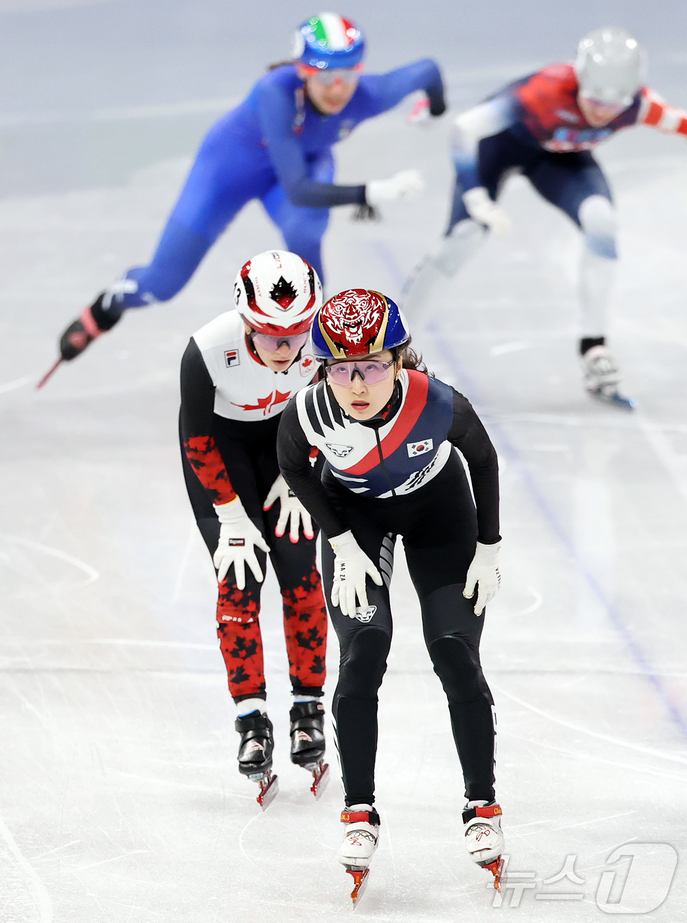 (밀라노=뉴스1) 김진환 기자 = 쇼트트랙 최민정이 14일(현지시간) 이탈리아 밀라노 아이스 스케이팅 아레나에서 열린 2026 밀라노·코르티나담페초 동계올림픽 쇼트트랙 여자 100 …