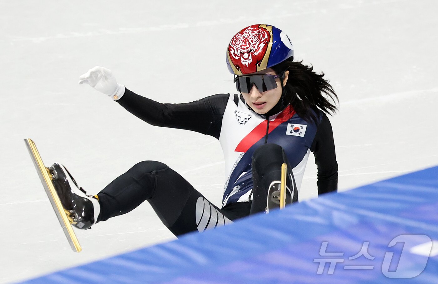 본문 이미지 - 쇼트트랙 김길리가 14일(현지시간) 이탈리아 밀라노 아이스 스케이팅 아레나에서 열린 2026 밀라노·코르티나담페초 동계올림픽 쇼트트랙 여자 1000m 예선에서 1위로 결승선을 통과한 뒤 네덜란드 선수와 출동하며 넘어지고 있다. 2026.2.15 ⓒ 뉴스1 김진환 기자