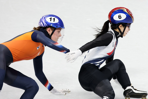 네덜란드 선수에 밀려 넘어지는 김길리