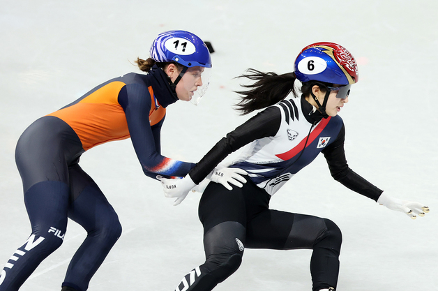 네덜란드 선수에 밀려 넘어지는 김길리