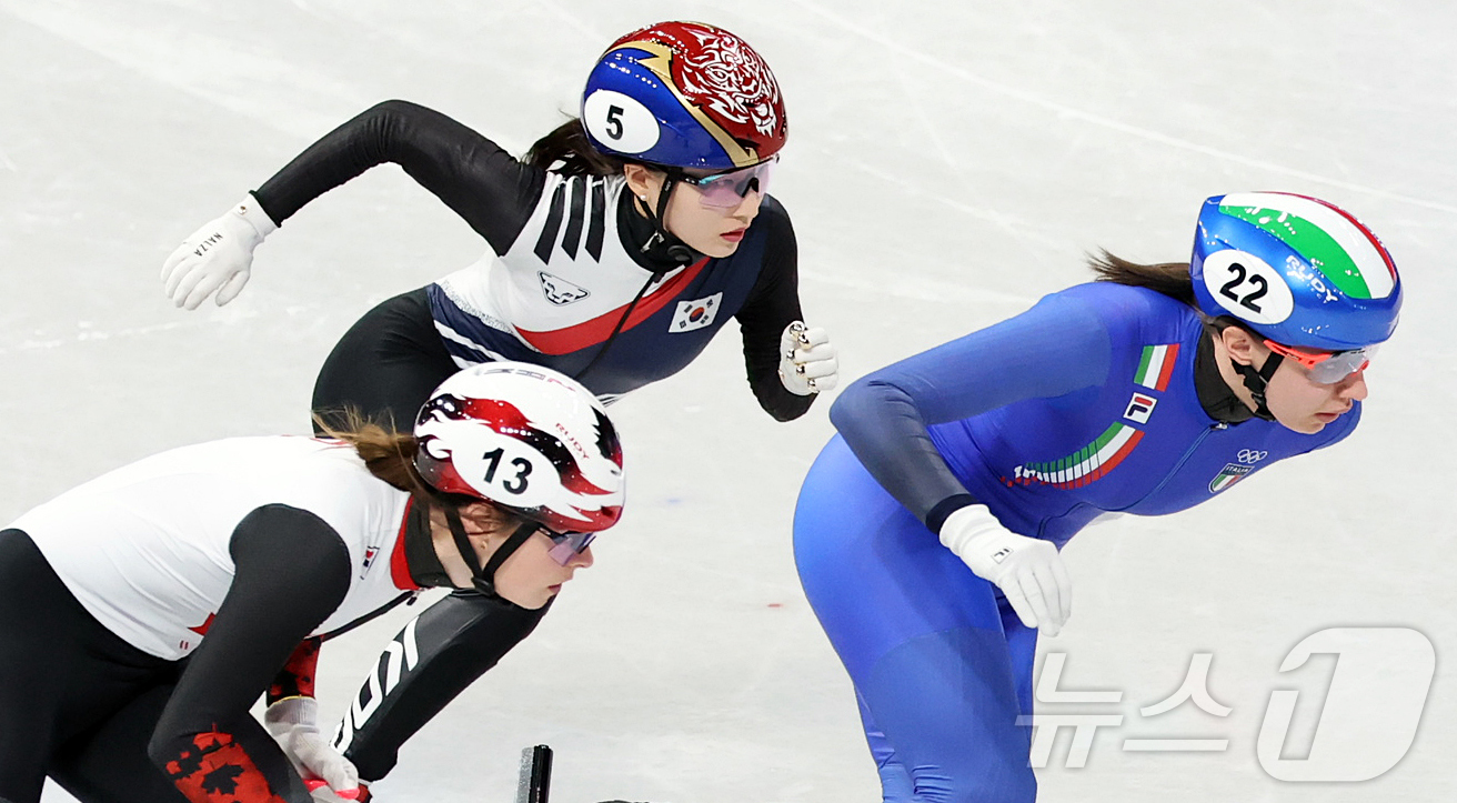 (밀라노=뉴스1) 김진환 기자 = 쇼트트랙 최민정이 14일(현지시간) 이탈리아 밀라노 아이스 스케이팅 아레나에서 열린 2026 밀라노·코르티나담페초 동계올림픽 쇼트트랙 여자 100 …
