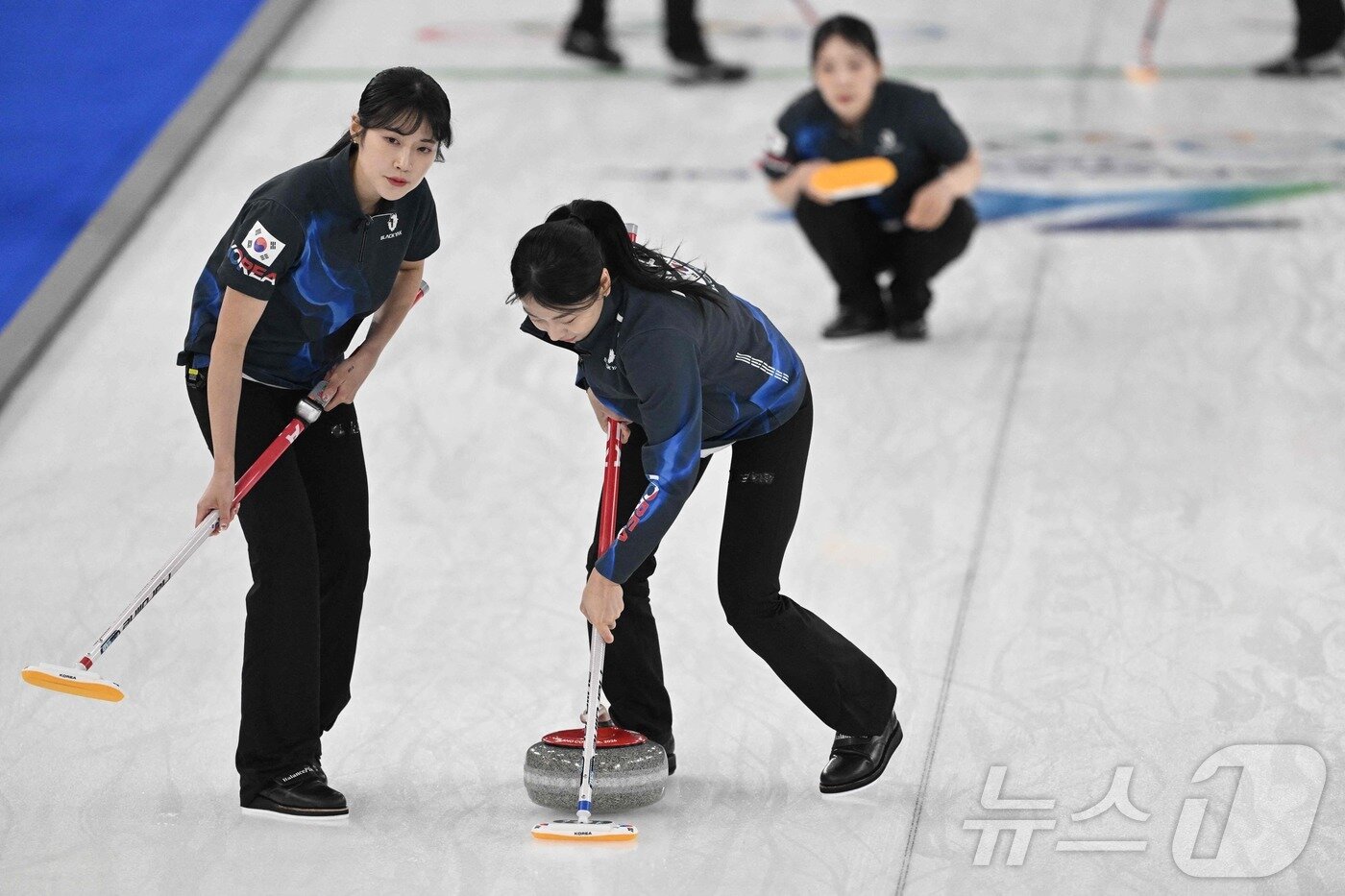 본문 이미지 - 한국 여자 컬링 대표팀이 15일(한국시간) 열린 2026 밀라노·코르티나담페초 동계 올림픽 라운드로빈 4차전에서 덴마크에 3-6으로 졌다. ⓒ AFP=뉴스1