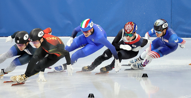 황대헌, 견제 속 역주