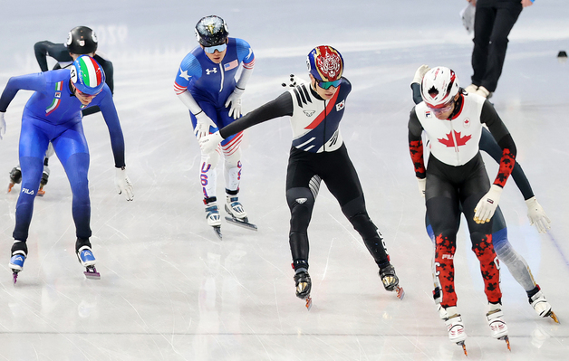 황대헌, 일본 선수 실격 속 2위로 결승 진출
