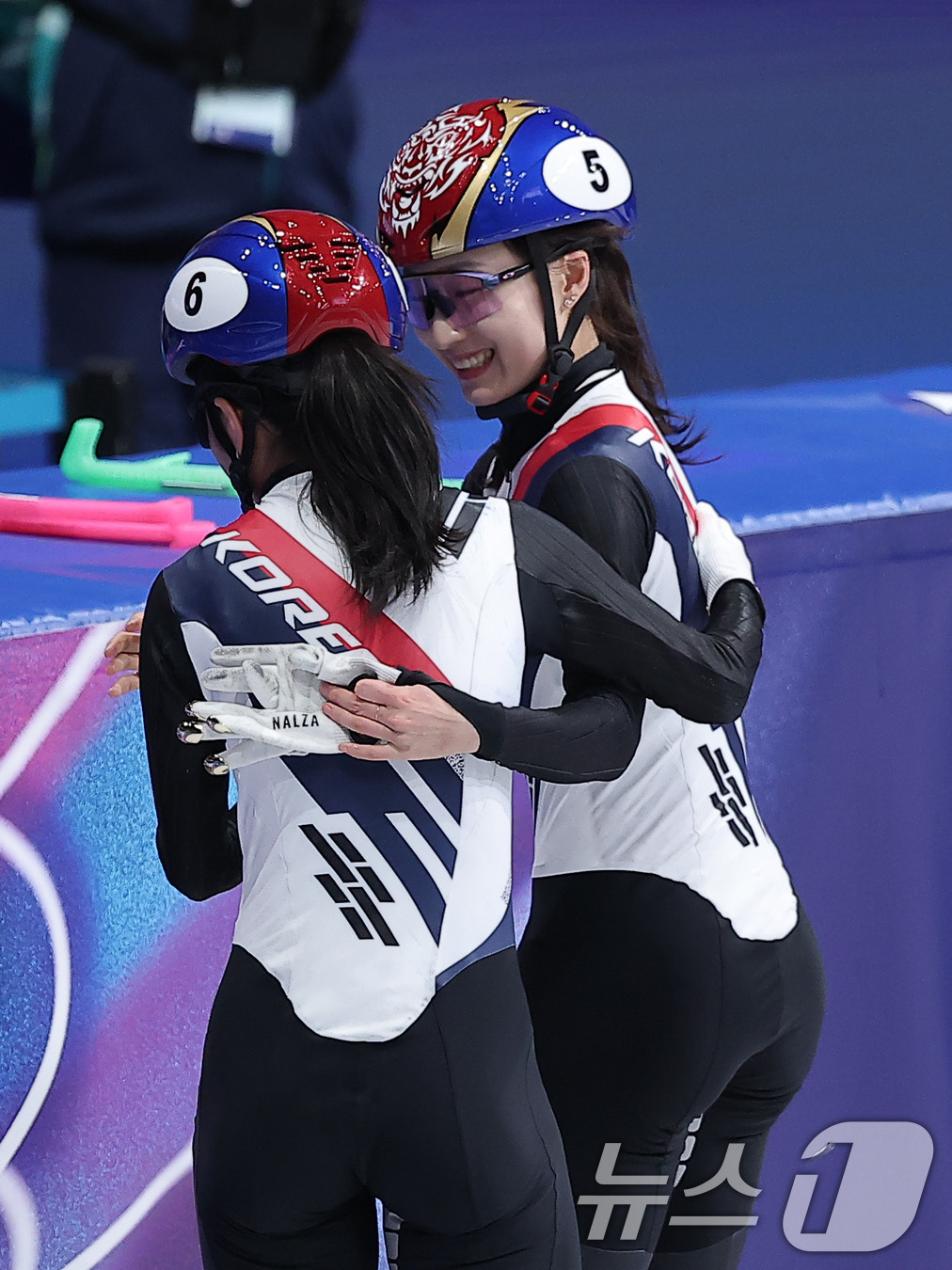 (밀라노=뉴스1) 김성진 기자 = 쇼트트랙 최민정과 김길리가 14일(현지시간) 이탈리아 밀라노 아이스스케이팅 아레나에서 열린 2026 밀라노·코르티나담페초 동계올림픽 쇼트트랙 여자 …