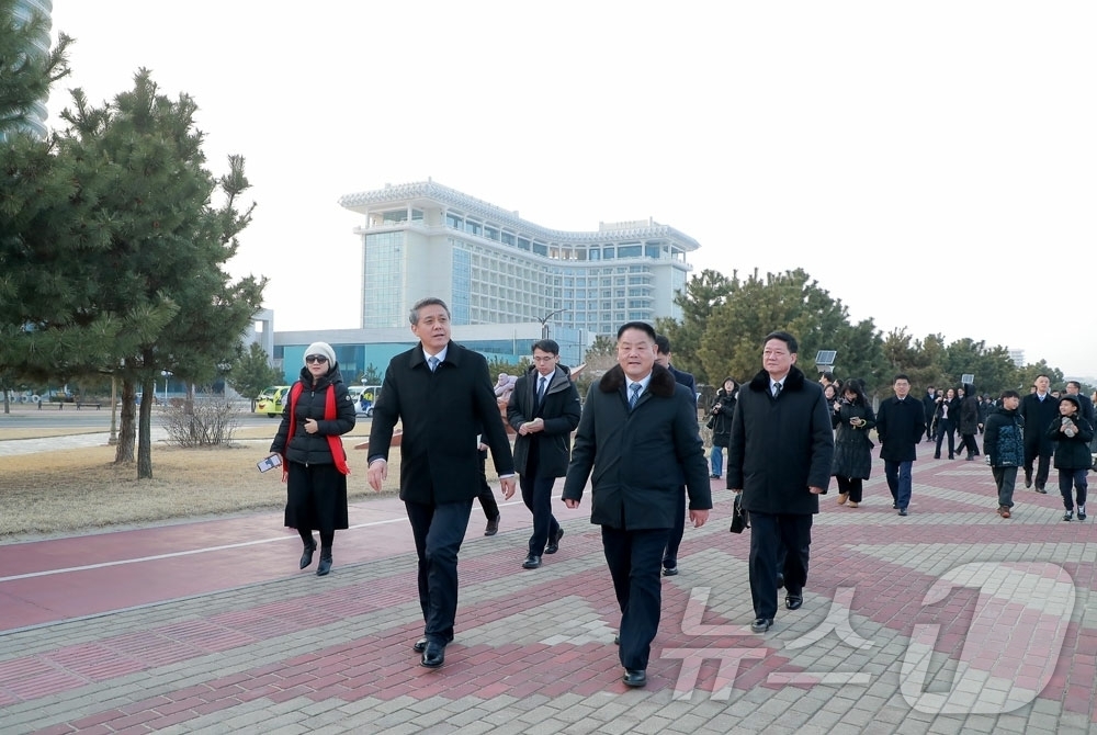 (평양 노동신문=뉴스1) = 북한 노동당 기관지 노동신문은 15일 “2026년 설명절에 즈음하여 우리 나라 주재 중화인민공화국대사관 성원들을 위한 친선모임이 14일 원산갈마해안관광 …