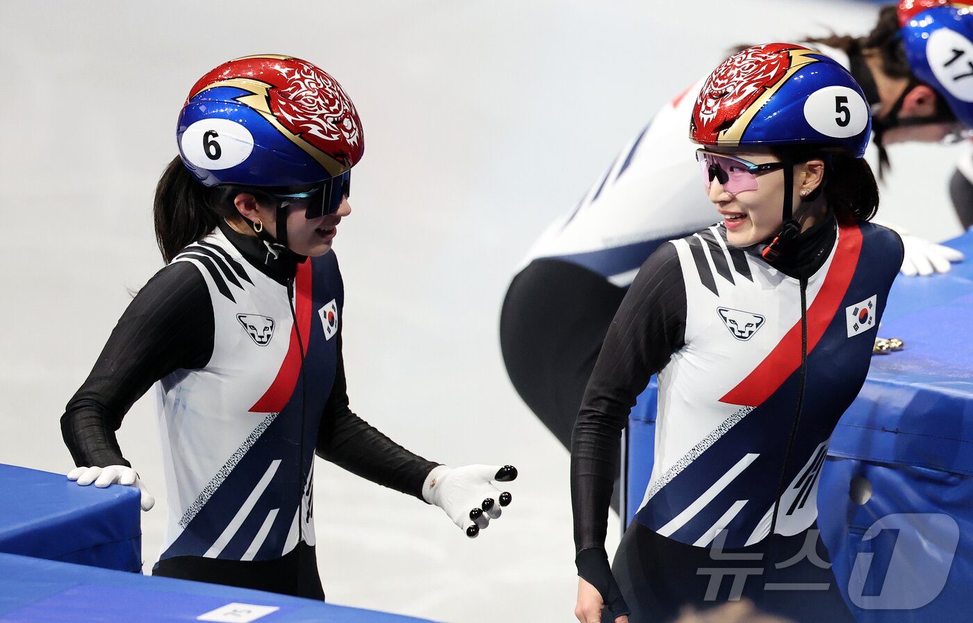 본문 이미지 - 쇼트트랙 최민정이 14일(현지시간) 이탈리아 밀라노 아이스 스케이팅 아레나에서 열린 2026 밀라노·코르티나담페초 동계올림픽 쇼트트랙 여자 3000m 계주 준결승에서 1위로 결승선을 통과한 김길리와 기쁨을 나누고 있다. 2026.2.15 ⓒ 뉴스1 김진환 기자