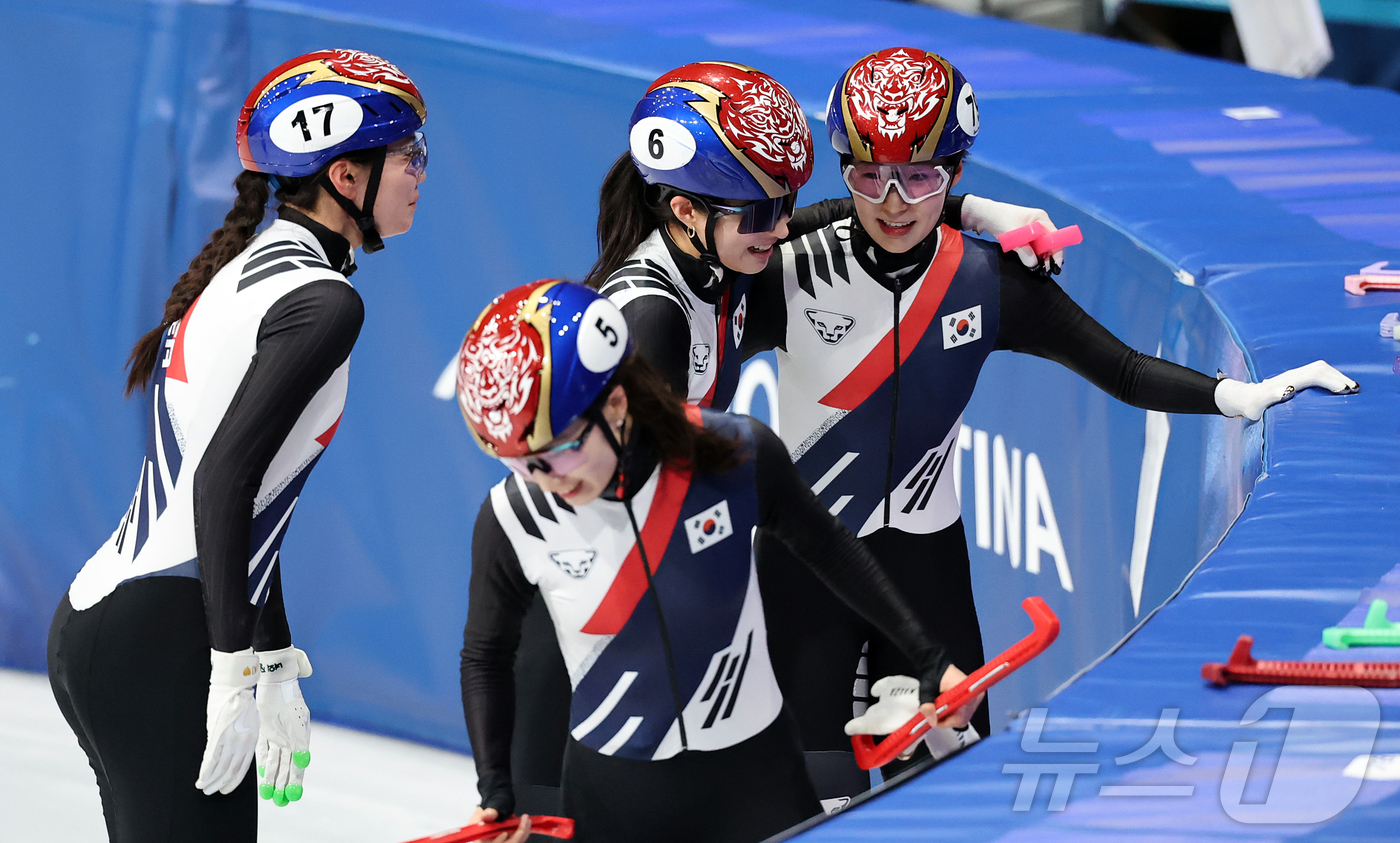 (밀라노=뉴스1) 김진환 기자 = 쇼트트랙 심석희(왼쪽부터), 최민정, 김길리, 이소연이 14일(현지시간) 이탈리아 밀라노 아이스 스케이팅 아레나에서 열린 2026 밀라노·코르티나 …