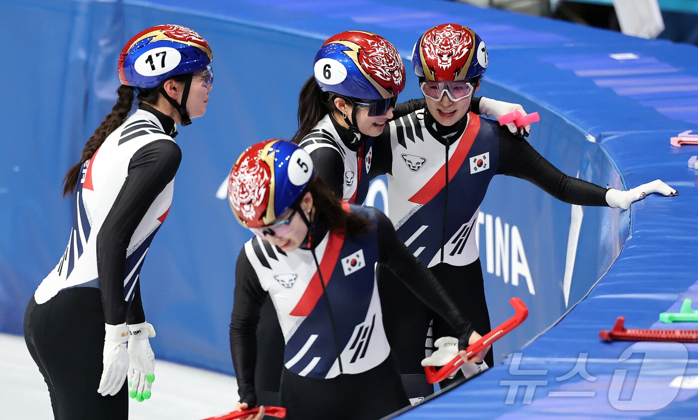 본문 이미지 - 쇼트트랙 심석희(왼쪽부터), 최민정, 김길리, 이소연이 14일(현지시간) 이탈리아 밀라노 아이스 스케이팅 아레나에서 열린 2026 밀라노·코르티나담페초 동계올림픽 쇼트트랙 여자 3000m 계주 준결승에서 1위로 결승선을 통과한 뒤 기쁨을 나누고 있다. 2026.2.15 ⓒ 뉴스1 김진환 기자